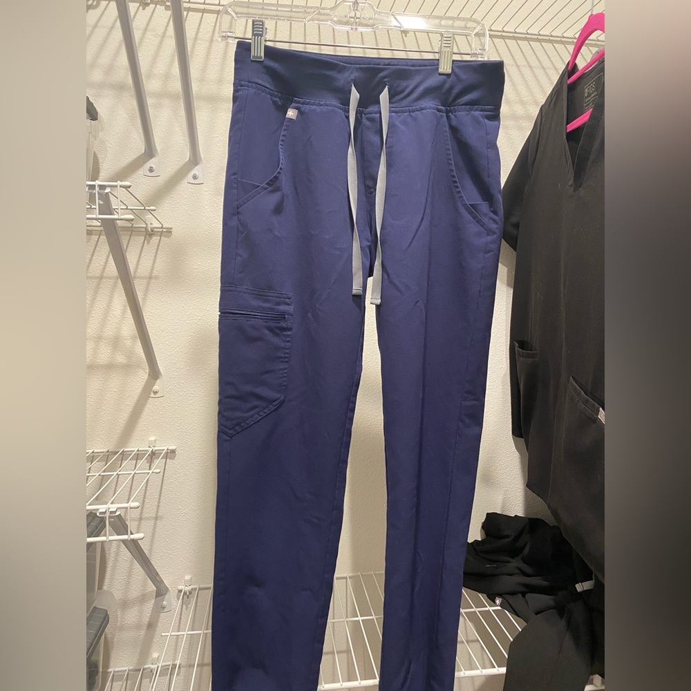 FIGS women’s jogger scrub pants
